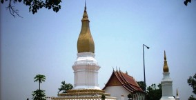 Destination-Thakhet-Shikhottabong Stupa